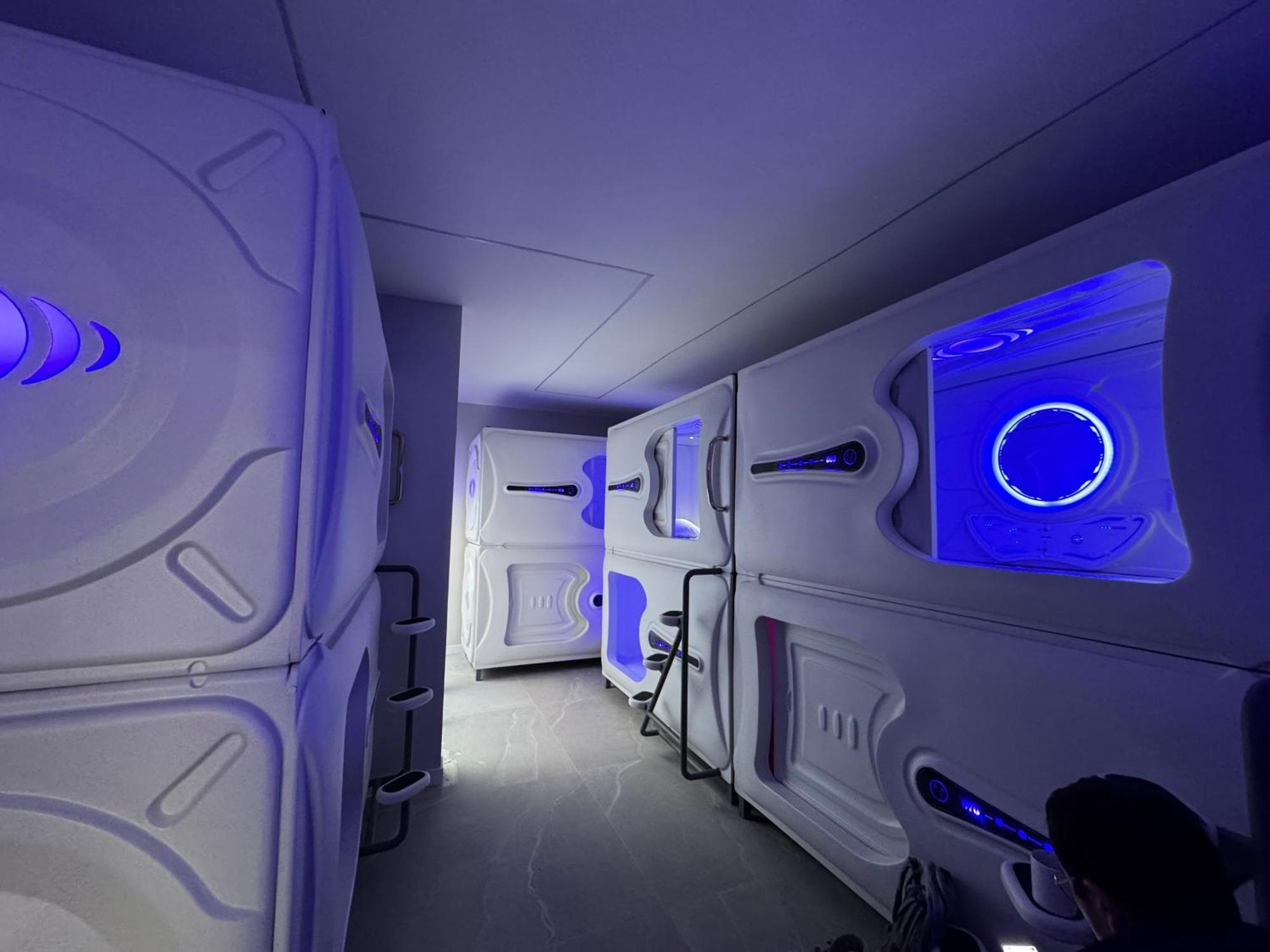Hostel Space Capsule - Madrid — Photos 1